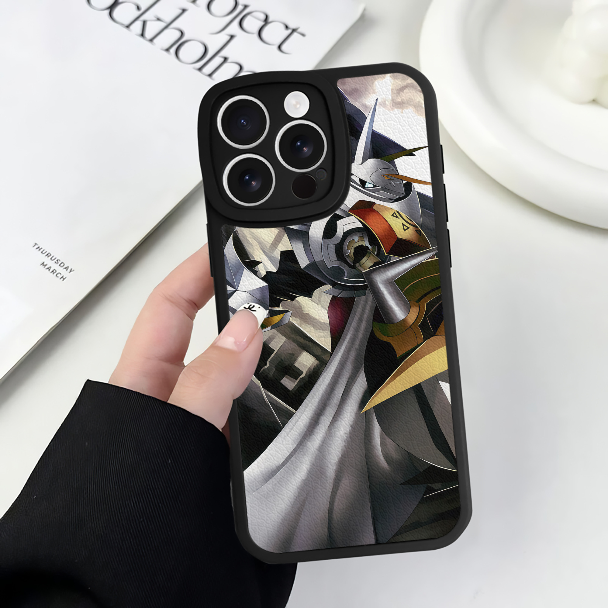 （画像用） Digimon デジタルモンスター/デジモン 【iPhone 16シリーズ対応】シリコンスマホケース（レザー調） 材質：シリコン